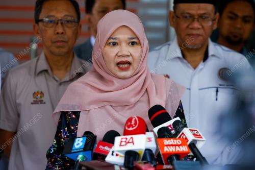 FADHLINA SIDEK