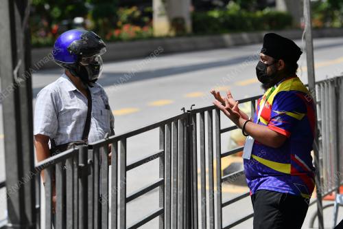 TINJAUAN PUSAT PEMBERIAN VAKSIN