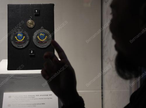 PAMERAN 100 TAHUN TROFI HMS MALAYA