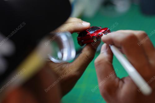 JURUTEKNIK BERKARYA MELALUI KERETA MINIATUR BERSKALA 1:64