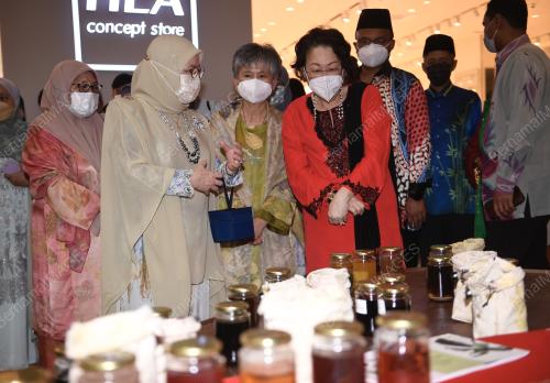 TUNKU HAJAH AZIZAH AMINAH MAIMUNAH ISKANDARIAH