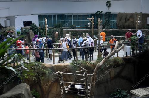 PENGUNJUNG MEMENUHI ZOO NEGARA