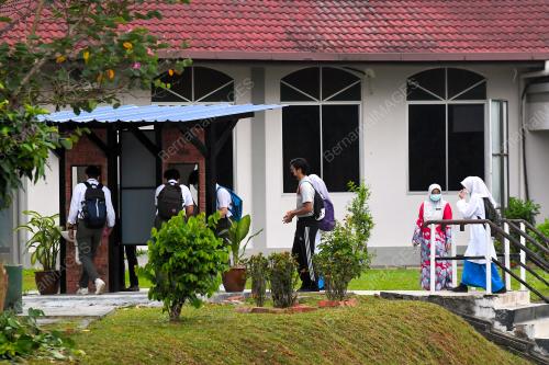 HARI PERTAMA PEMBUKAAN SEKOLAH