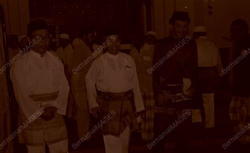 DR YUSOF NOR SAMPAIKAN BANTUAN KEPADA FAKIR MISKIN