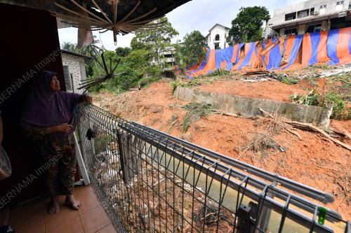 TINJAUAN KEJADIAN TANAH RUNTUH KEMENSAH HEIGHTS