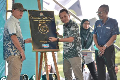 NIK NAZMI NIK AHMAD