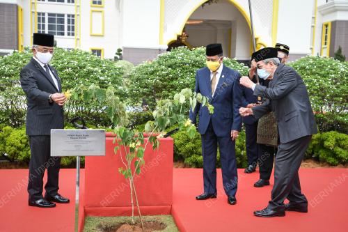 AL-SULTAN ABDULLAH RI'AYATUDDIN AL-MUSTAFA BILLAH SHAH