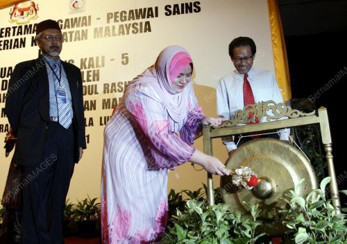 DATUK ROSNAH ABDUL RASHID SHIRLIN