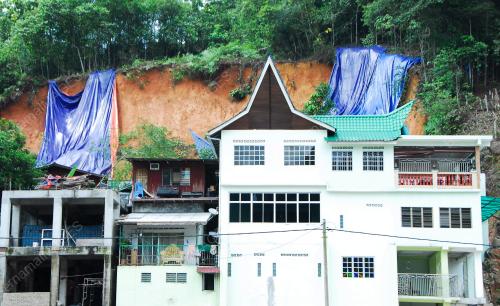 TANAH RUNTUH