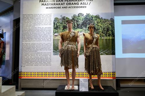 PAMERAN BUSANA PELBAGAI KAUM