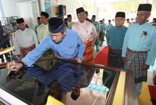 SULTAN SELANGOR SULTAN SHARAFUDDIN IDRIS SHAH