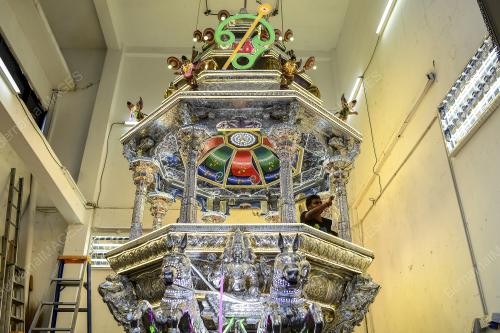 CHARIOT ROOFED WITH THREE-DEMENSIONAL LIGHTS