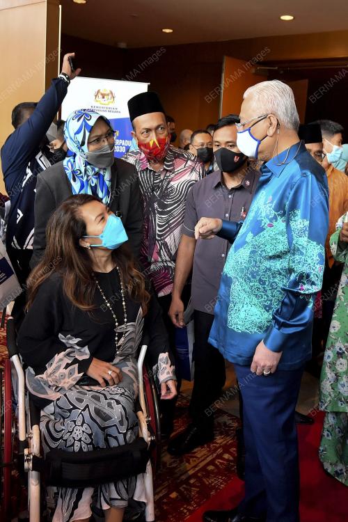 DATUK SERI ISMAIL SABRI YAAKOB