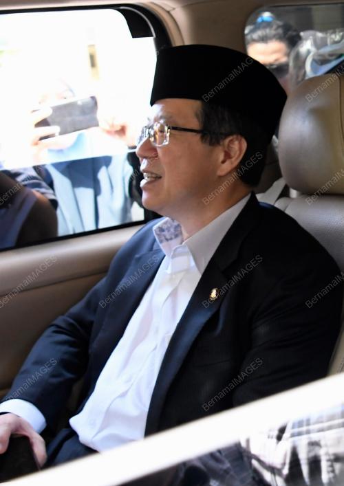 PIMPINAN PARTI MEMASUKI PERKARANGAN ISTANA