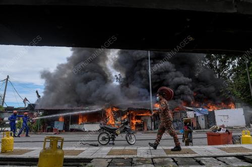 DERETAN KEDAI TERBAKAR DI JALAN EMPAT TIN