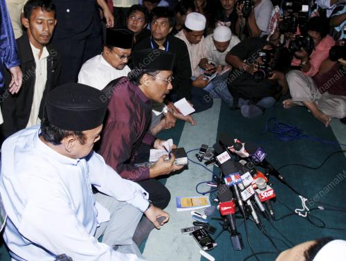 SUMPAH LAKNAT TRIO DATUK 'T'