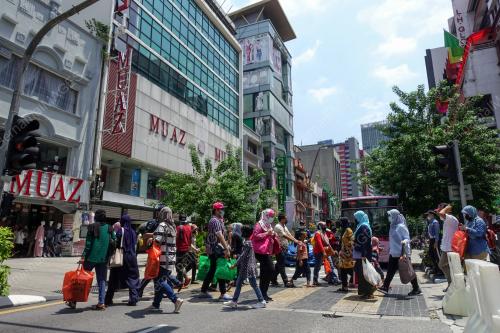 KEMERIAHAN ORANG RAMAI DI JALAN TAR