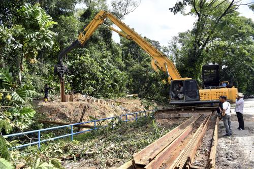 TINJAUAN TANAH RUNTUH DI JALAN KELAB UKAY