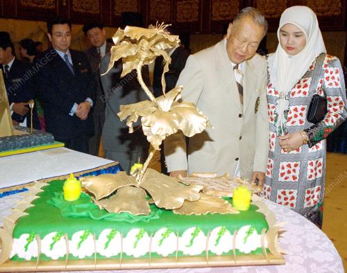 KL14-22_12_2000_AGONG_CAKE_15012016