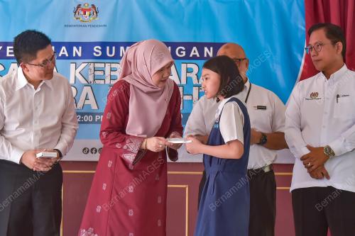 FADHLINA SIDEK