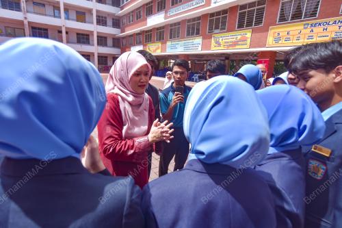 FADHLINA SIDEK