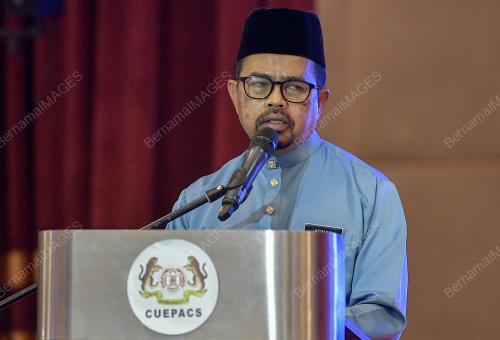 DATUK DR ADNAN MAT