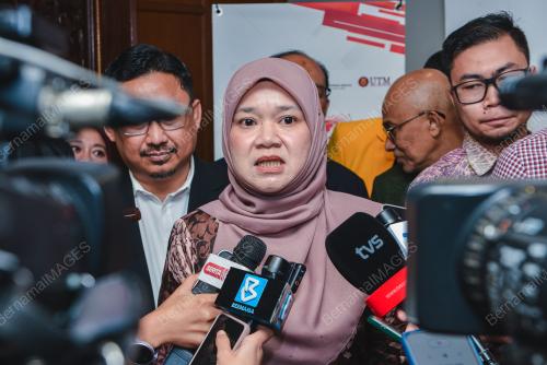 FADHLINA SIDEK