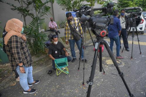 PENGAMAL MEDIA MASIH MENUNGGU DI PERKARANGAN RUMAH PM