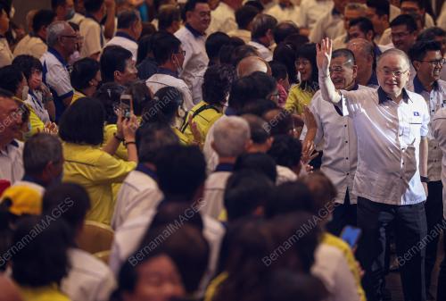 DATUK SERI DR WEE KA SIONG