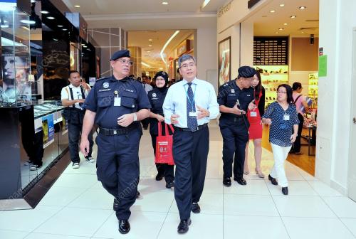 KL14_05072012_WALKBOUT