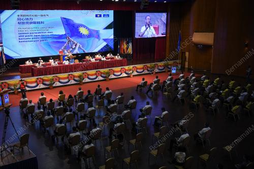DATUK SERI DR WEE KA SIONG