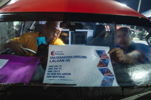 PELAJAR MANGSA DI PPS KE SEKOLAH