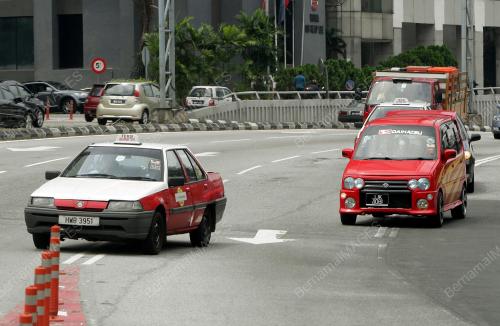 TIDAK MENGIKUT PERATURAN JALAN RAYA