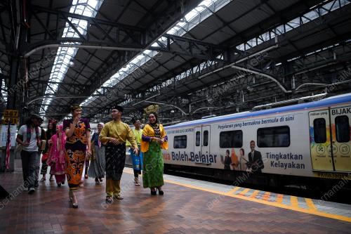 FLASHMOB KERETAPI SARONG
