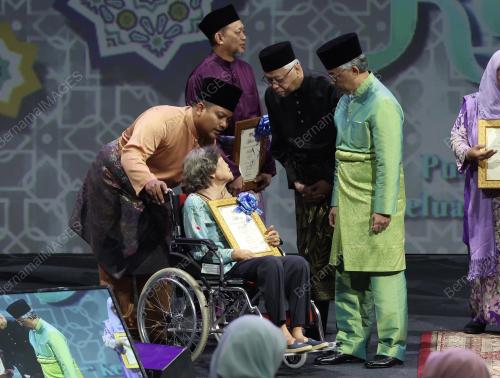 AL-SULTAN ABDULLAH RI'AYATUDDIN AL-MUSTAFA BILLAH SHAH
