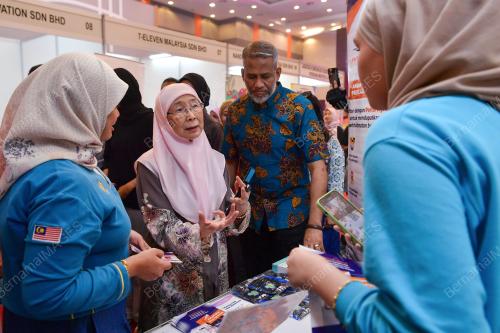 DATUK SERI DR WAN AZIZAH WAN ISMAIL