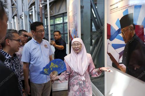 DATUK SERI DR WAN AZIZAH WAN ISMAIL