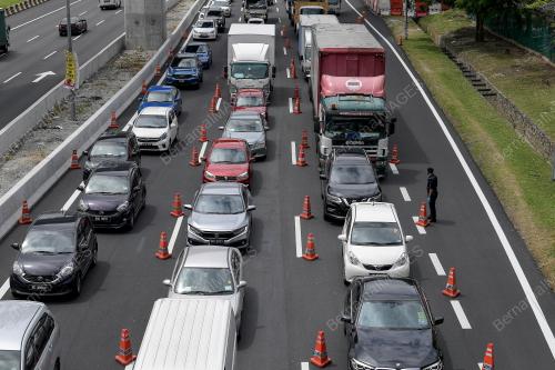 KESESAKKAN LEBUHRAYA MENUJU PUSAT BANDARAYA
