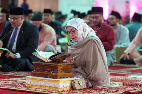TUNKU AZIZAH AMINAH MAIMUNAH ISKANDARIAH