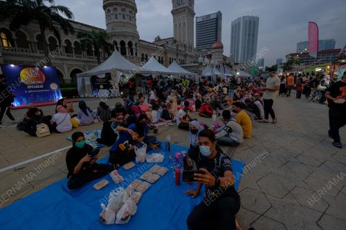 BERBUKA PUASA DI DI DATARAN MERDEKA