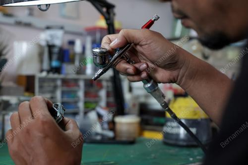 JURUTEKNIK BERKARYA MELALUI KERETA MINIATUR BERSKALA 1:64