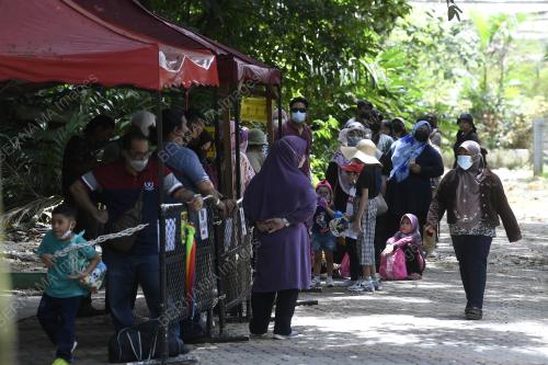 PENGUNJUNG MEMENUHI ZOO NEGARA