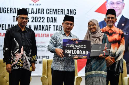DATUK DR MOHD NA'IM MOKHTAR