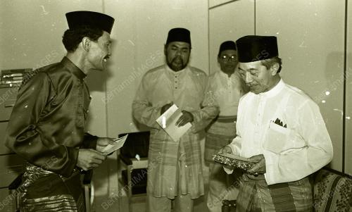 DR YUSOF NOR SAMPAIKAN BANTUAN KEPADA FAKIR MISKIN