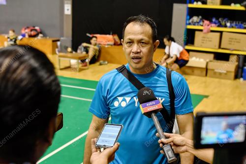 LATIHAN BADMINTON