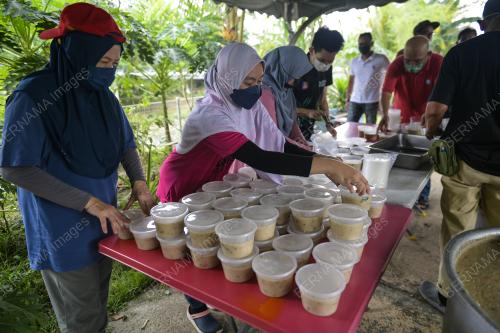 GOTONG ROYONG MASAK BUBUR LAMBUK KBSB