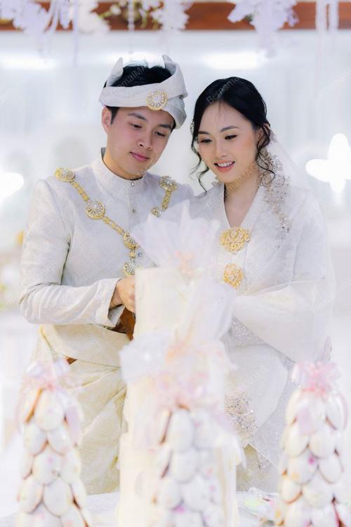 BERBAJU PENGANTIN TRADISIONAL MELAYU