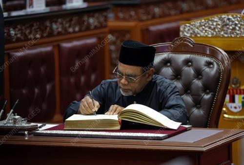 ANGKAT SUMPAH AHLI DEWAN NEGARA