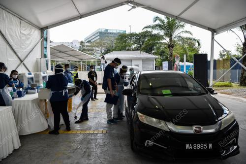 TINJAUAN KE PUSAT PEMBERIAN VAKSIN OKU SECARA PANDU LALU