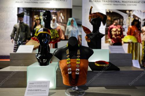 PAMERAN BUSANA PELBAGAI KAUM